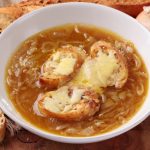 Francuska praznična jela: Supa od luka, tart i šatobrijan za malo drugačiju proslavu