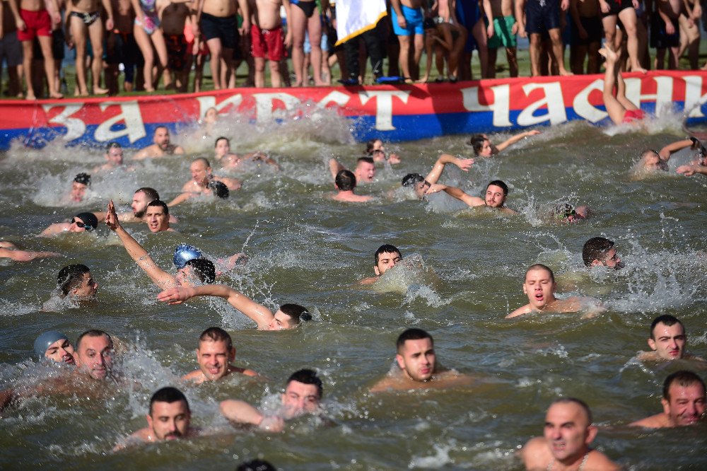 Žene brže od muškaraca: U ova 4 grada u Srbiji je lepši pol pobedio u trci za časni krst (FOTO)