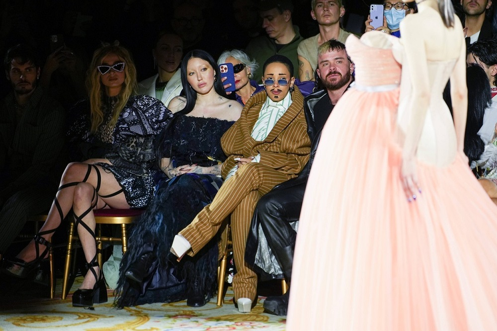 "Naopaka" kolekcija prikazana na Nedelji mode u Parizu: Haljine su svuda, samo ne na modelima