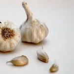 Doktorka apeluje da nikad ne jedete beli luk na ovaj način: Savet sa interneta pravi haos u želucu