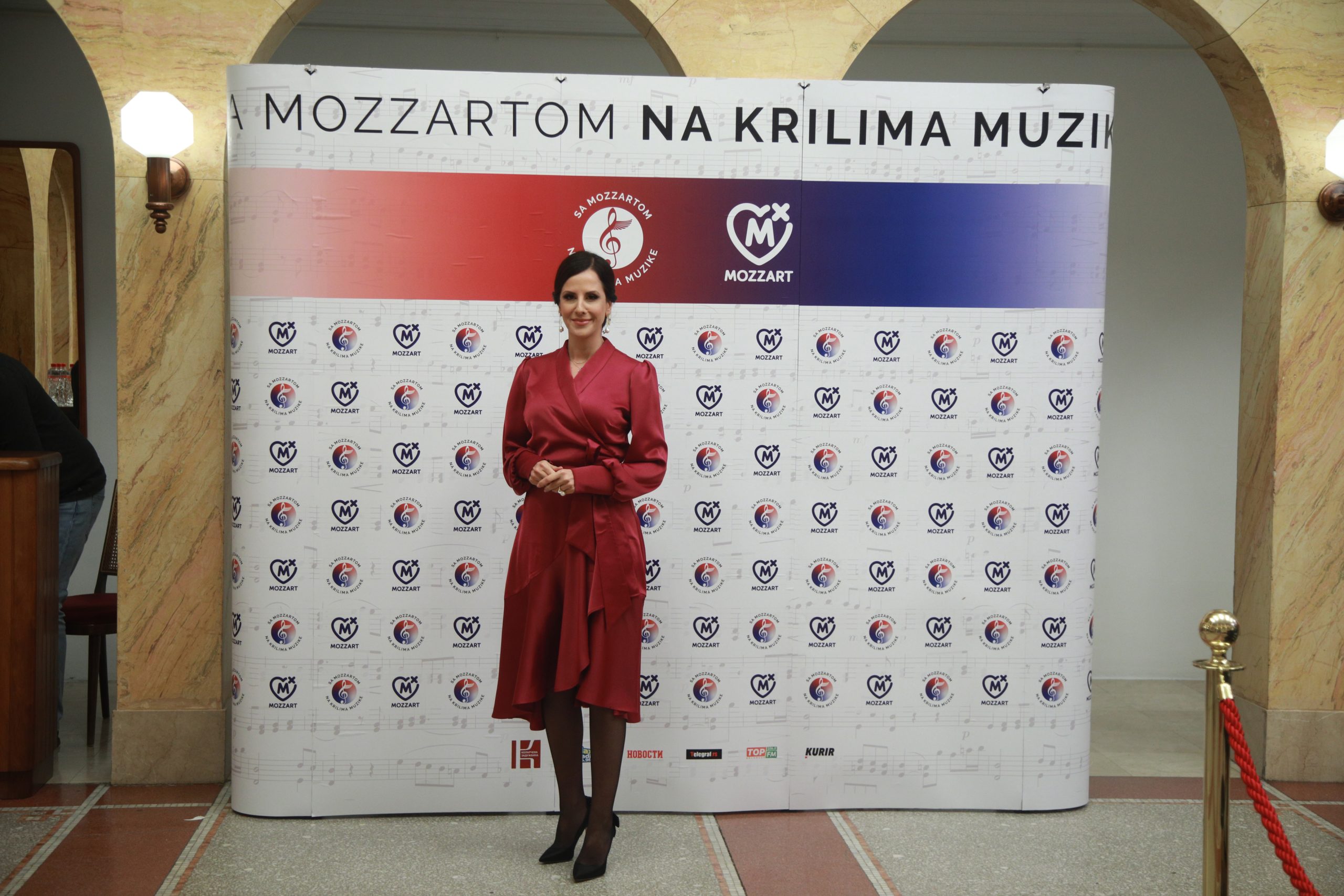 Tamara Vučić na Kolarcu: Crvena haljina i svedene cipele sa zanimljivim detaljem