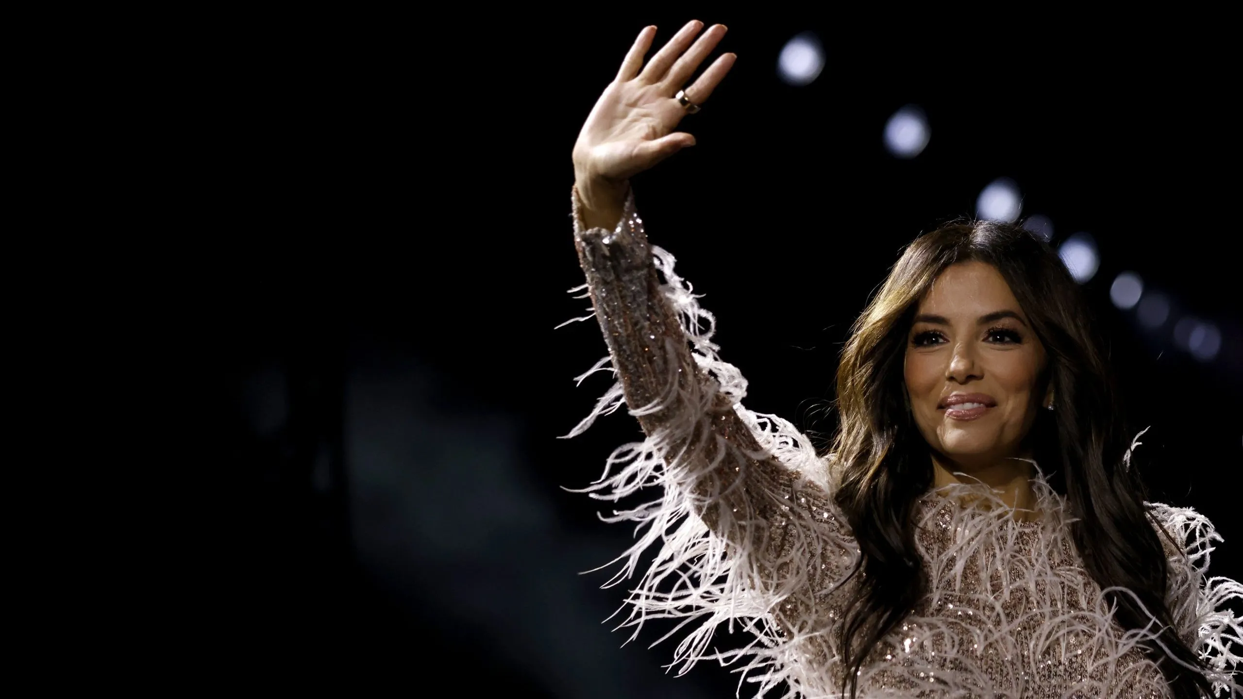 Eva Longorija u pantalonama Viktorije Bekam koje izdužuju figuru