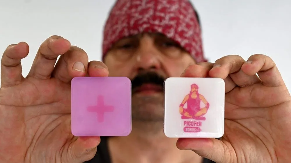 Mrle iz benda Let 3 preporučuje svoj specijalni sapun za dame kao idealan poklon za Dan zaljubljenih