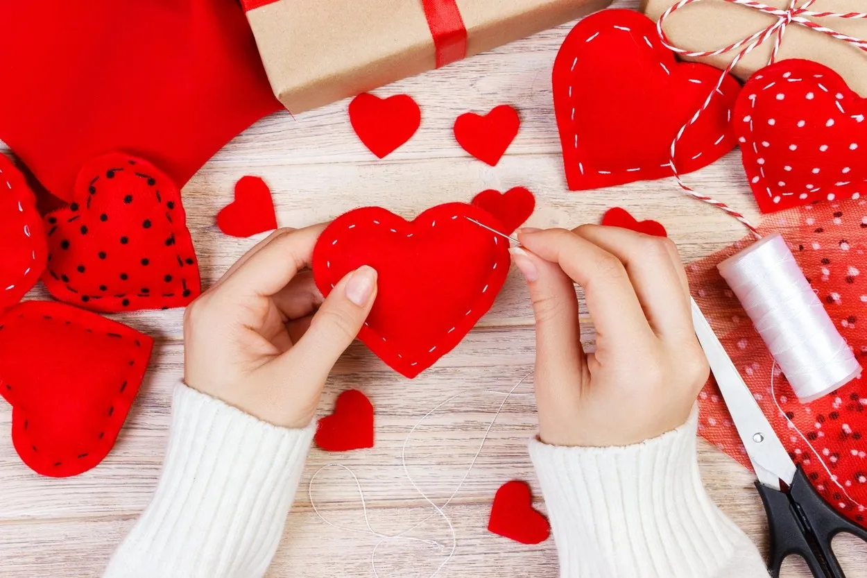 Još uvek ne znate šta da poklonite voljenoj osobi za Dan zaljubljenih: Evo nekoliko ideja za slatke poklončiće koje možete napraviti i sami