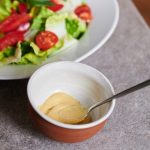 Grčki dresing: Jednostavan recept za ukusan preliv koji ide uz bilo koju salatu