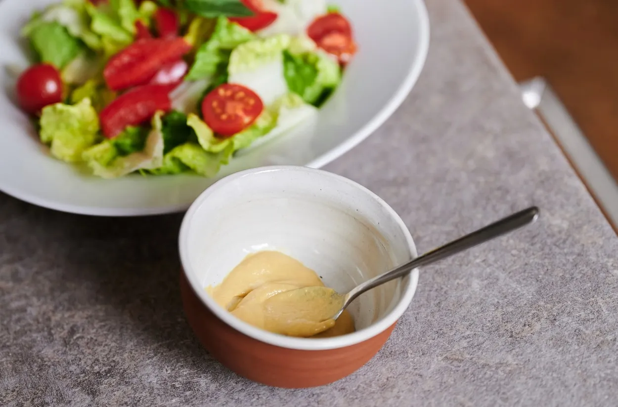 Grčki dresing: Jednostavan recept za ukusan preliv koji ide uz bilo koju salatu Grčki dresing: Jednostavan recept za ukusan preliv koji ide uz bilo koju salatu
