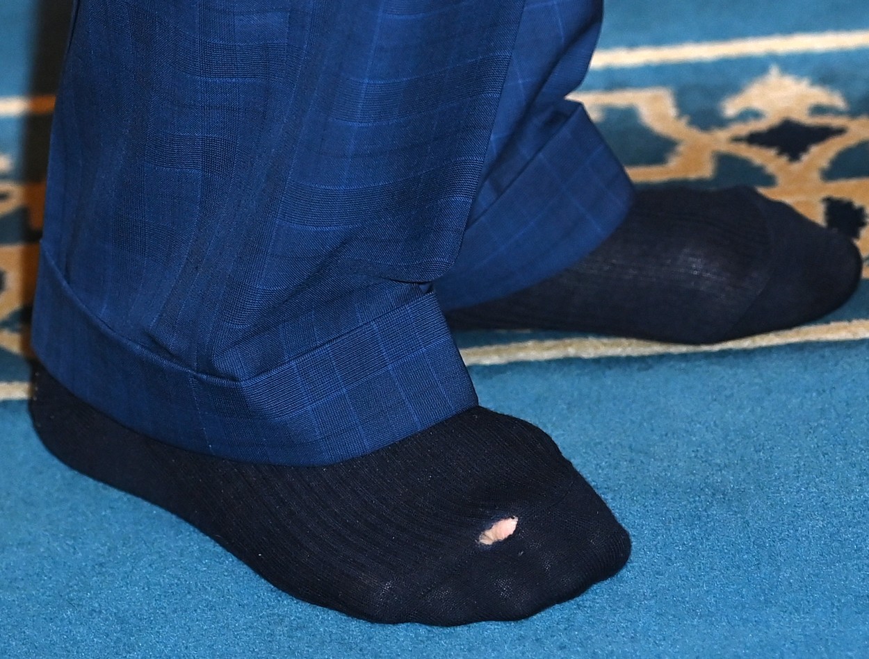 Čarls je skinuo cipele da bi ušao u džamiju i sada svi pričaju o njegovim čarapama