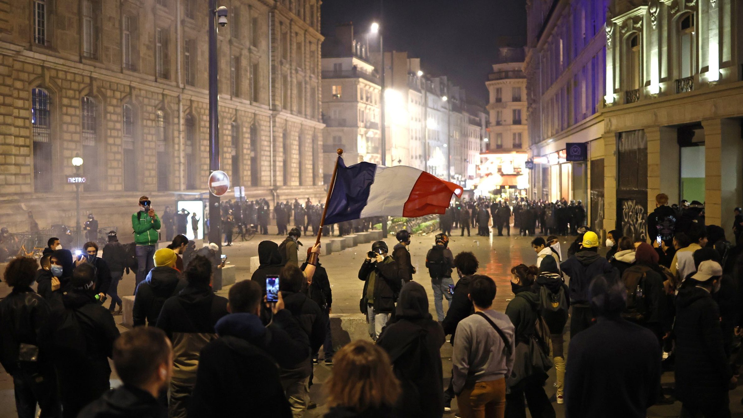 „Lion gori, a Francuzi se češljaju": Protesti u Francuskoj su pored ozbiljnih, doneli i jednu presmešnu sliku