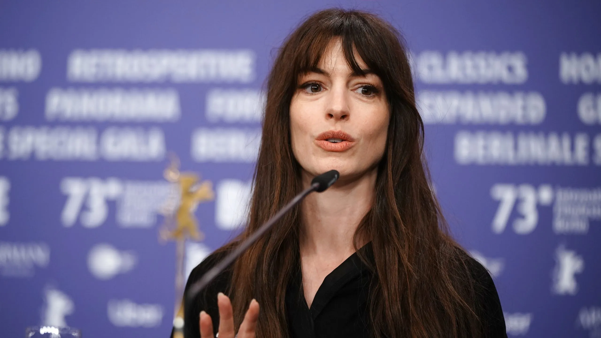Mala crna haljina En Hatavej je savršena za koktel večeri