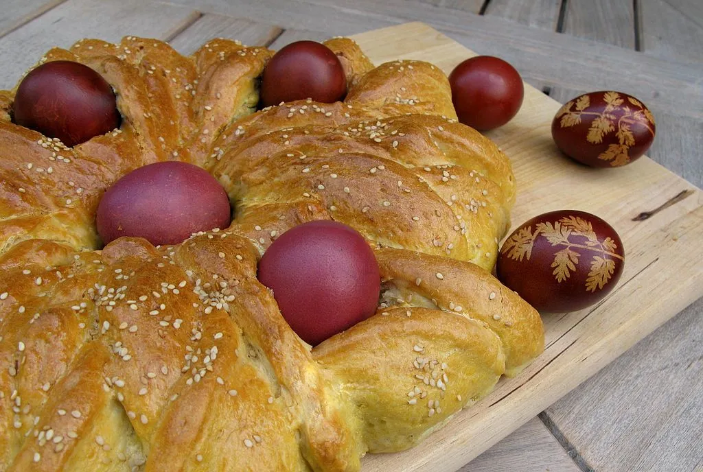 Tradicionalna uskršnja pogača: Kad se mese i kako se ukrašavaju jajčenica, paska i grgurci