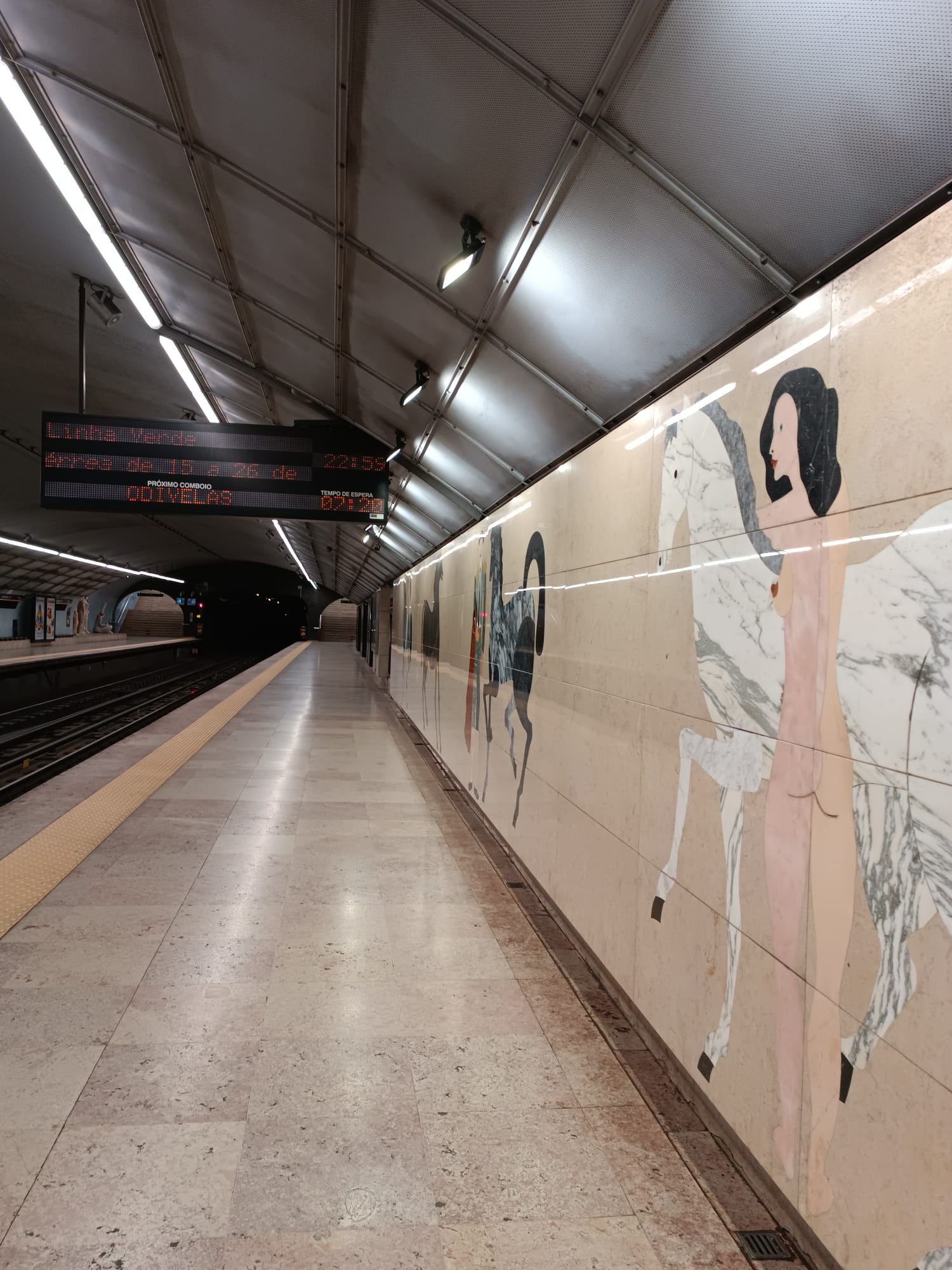 Šta rade gole žene u metrou Lisabona i kako su tamo dospele?