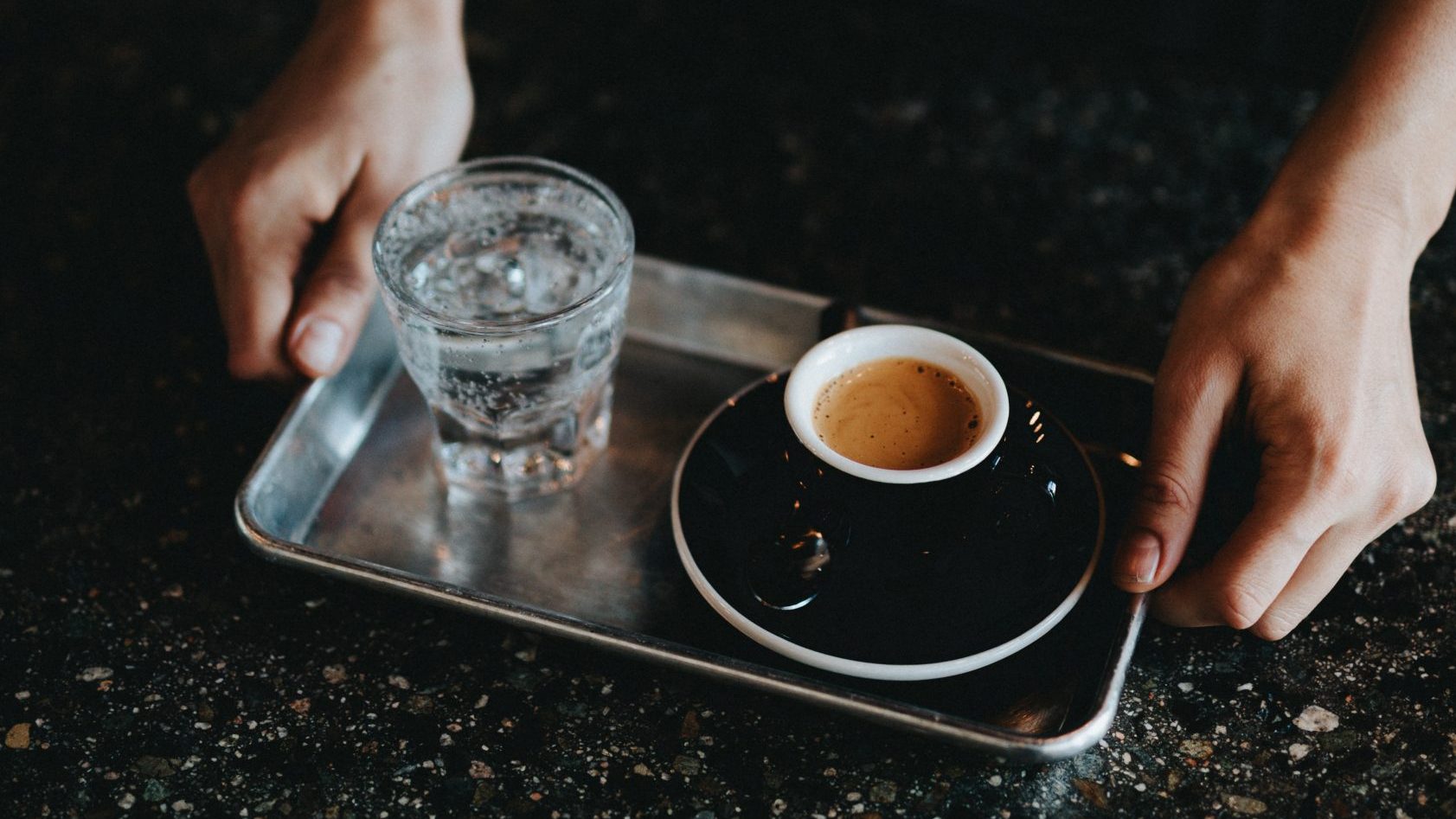 Da li i vi popijete vodu koju vam serviraju uz kafu u kafiću: Nećete baš umreti, ali izgleda da ne treba