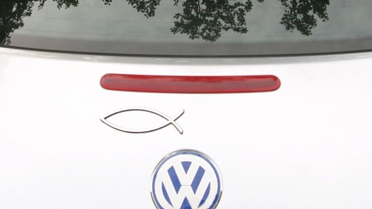 Sigurno ste videli: Da li znate šta znači ovaj simbol ribe na automobilima?