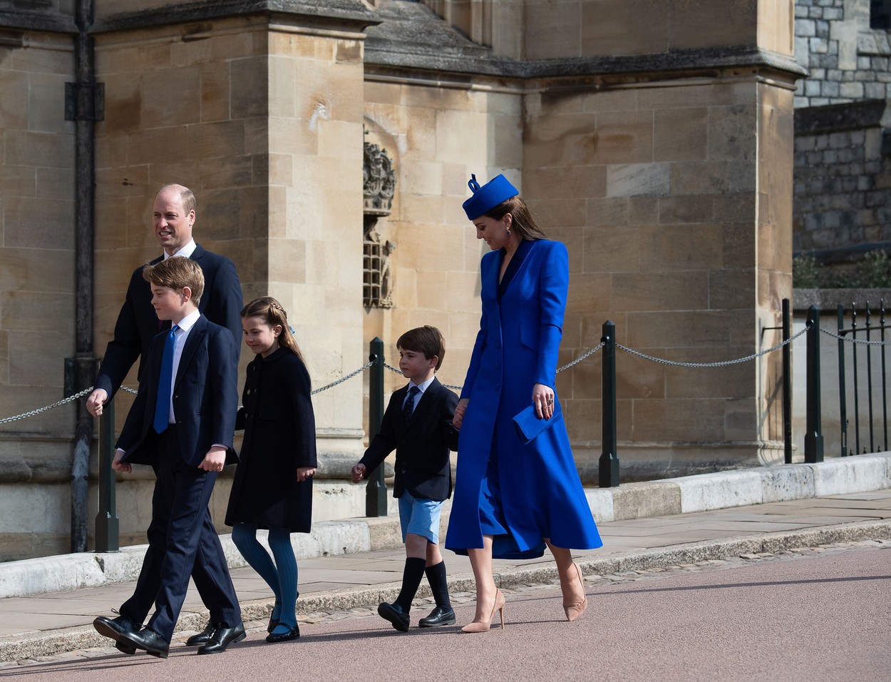 Princ, princeza i njihovo troje dece u plavom na uskršnjoj službi