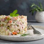 600 kalorija manje: Trik za kremastu rusku salatu koja vam neće pokvariti dijetu