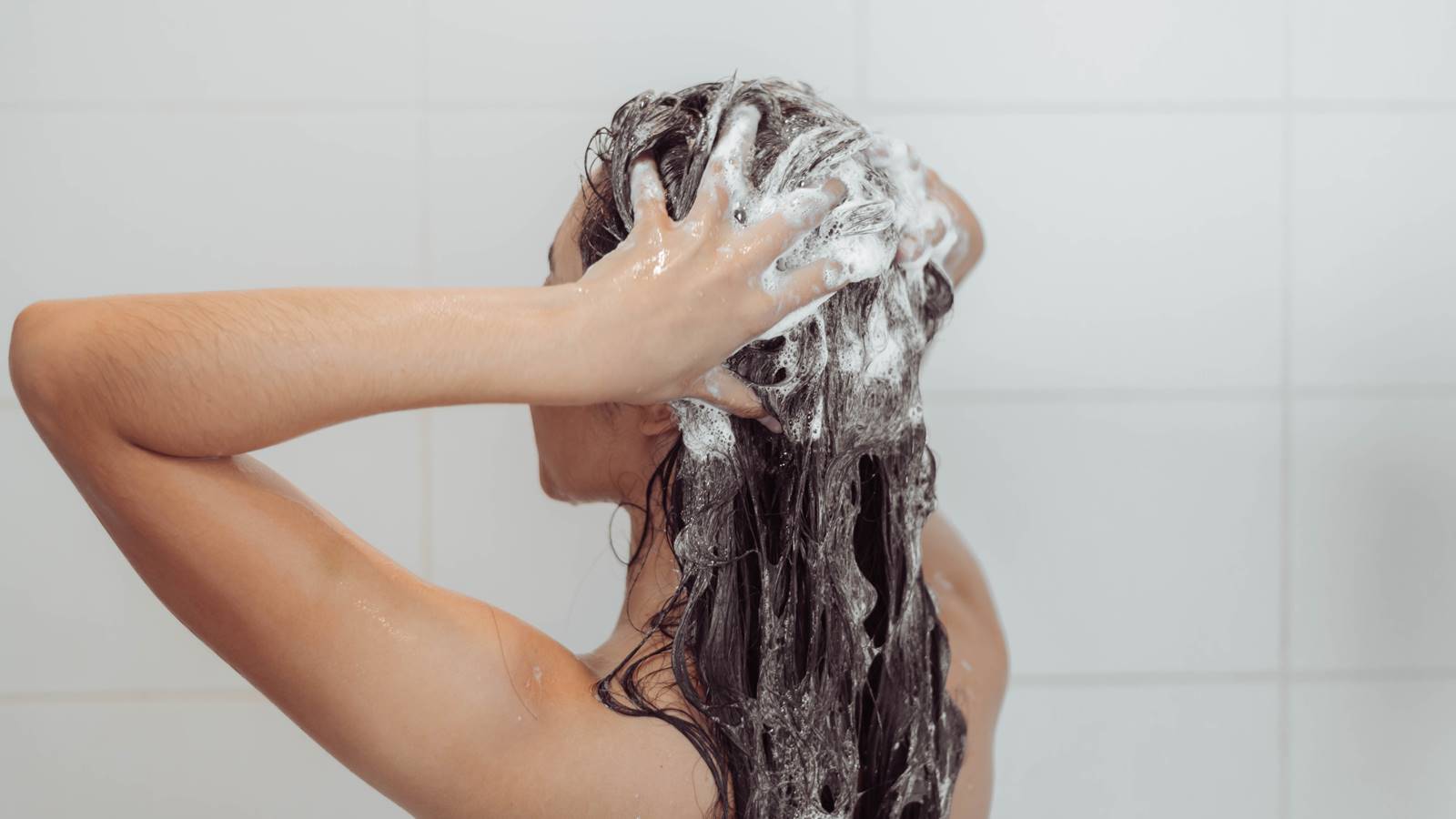 Nanošenje šampona tri puta: Da li ste isprobali ovaj trik za zdraviju kosu?