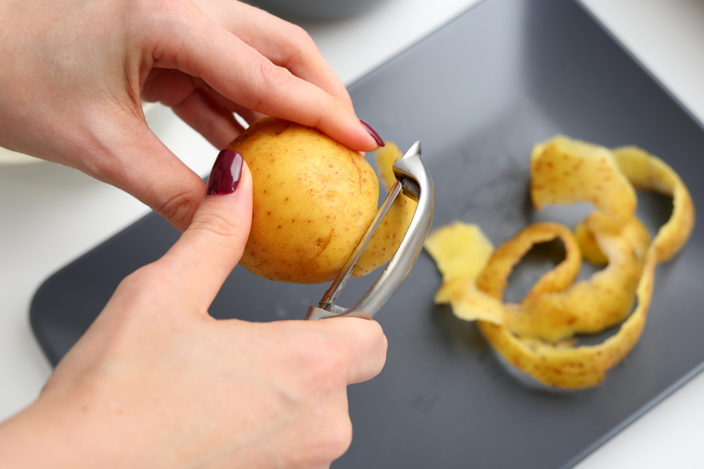 Pokazala je trik za dvostruko brži način ljuštenja krompira: Evo u čemu smo svi grešili