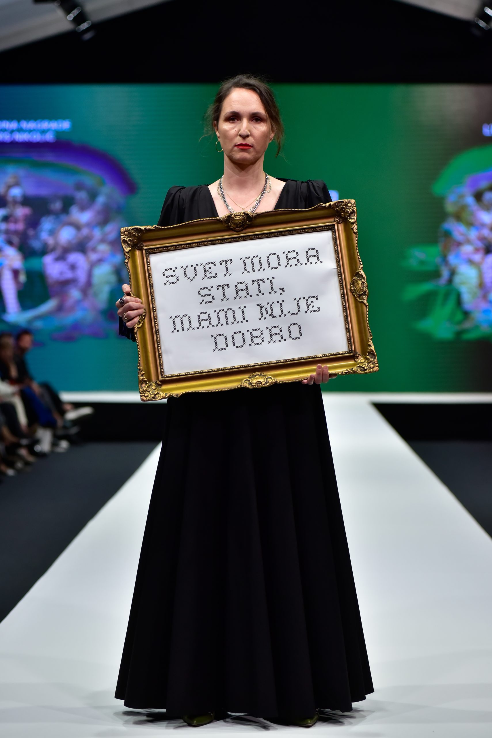Aktivizam na pisti Beogradske nedelje mode: "Svet mora stati, mami nije dobro" 
