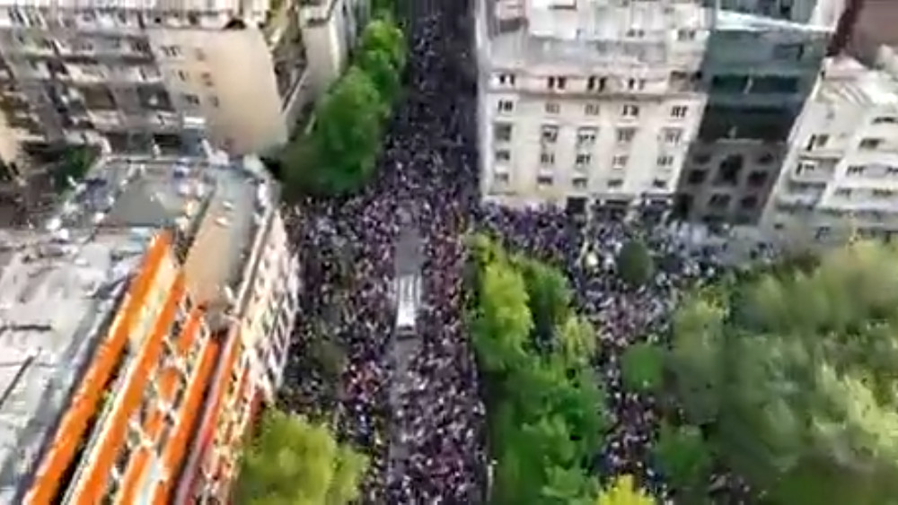Snimak koji pokazuje pravu istinu iza "blokiranih kola hitne pomoći" sa protesta u Beogradu: Ovo treba da obiđe ceo svet