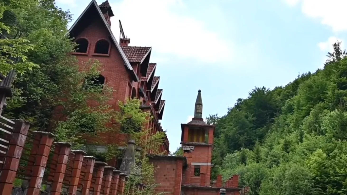 Pored Zlatibora se nalazi misteriozna banja u kojoj postoji nedovršeni dvorac kao iz najlepših bajki