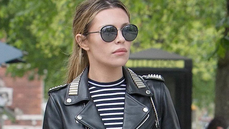 Ljudi su upravo "otkrili" čemu služe dugmad na ramenima jakni