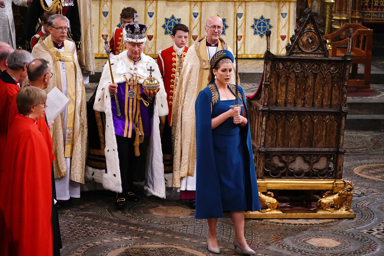 Svi pričaju o ženi koja je juče nosila mač tokom ceremonije: Ovo se desilo prvi put u istoriji britanske krune