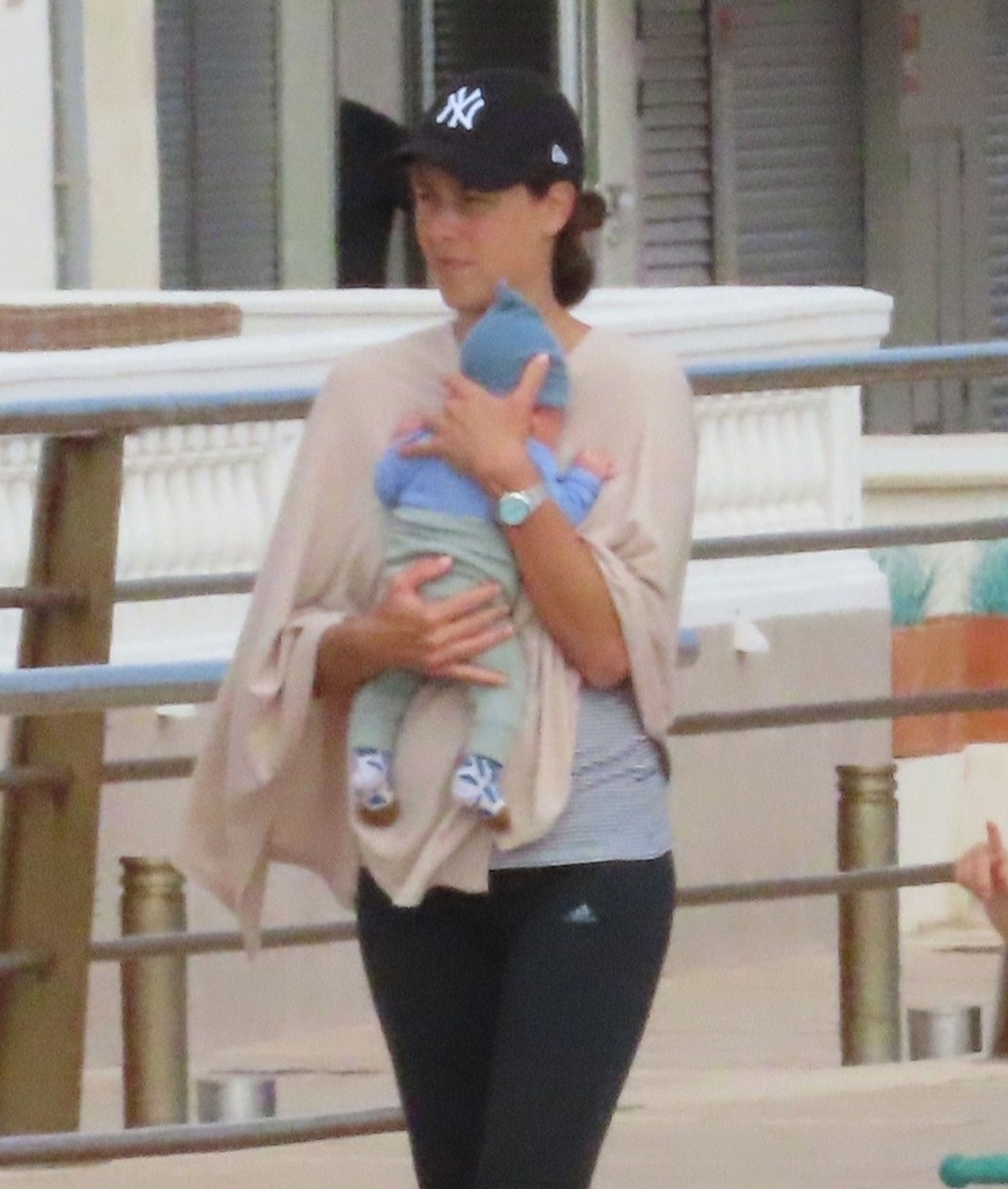 Prve fotke Ane Ivanović sa bebom: U porodičnoj šetnji 20 dana nakon porođaja