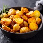 Trik za najhrskavije mlade krompiriće iz rerne: Jedan običan sastojak pravi ogromnu razliku