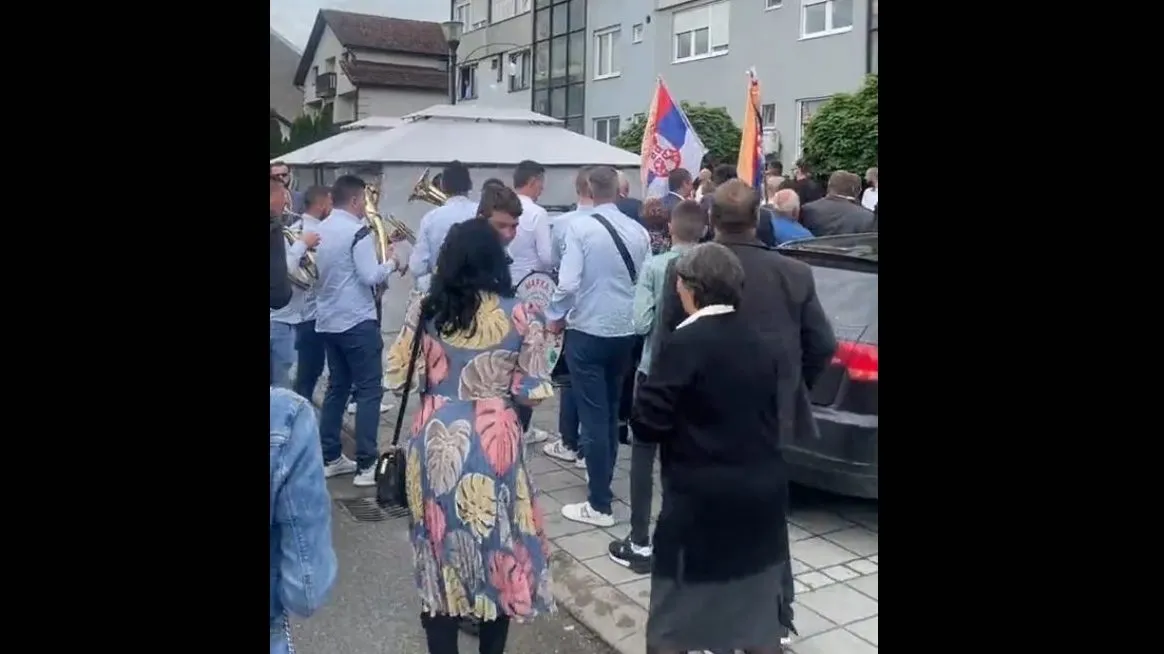 Video venčanja iz Srbije na kom su ljudi izmenili pravila pucanja u jabuku nas je oduševio: "Od sad će se na svadbama pucati iz praćke"