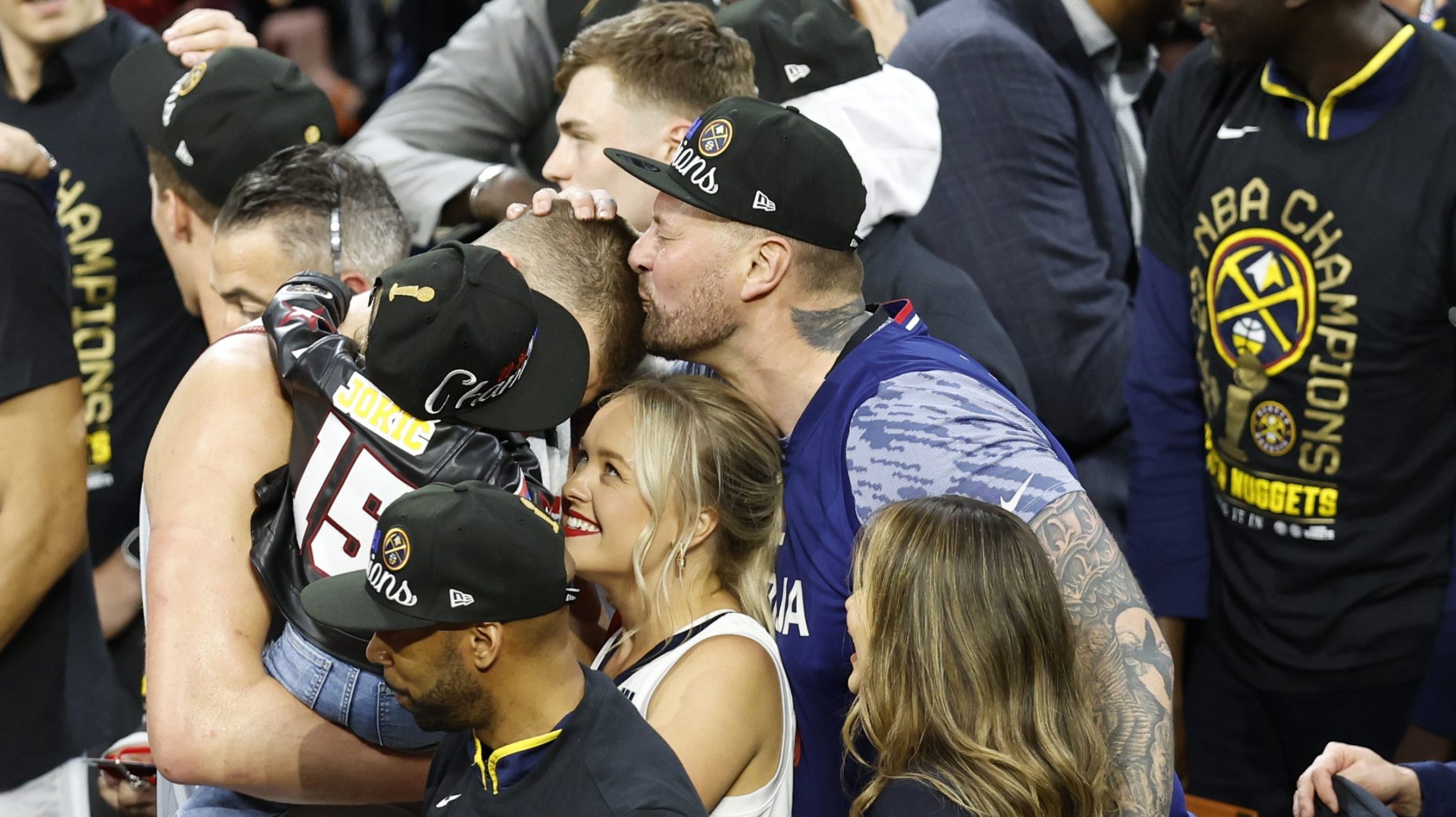 Jokićeva ćerka i njena jakna su apsolutni hit na mrežama: Emotivni zagrljaj cele porodice nakon pobede Denvera