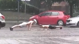 "Bože, kako je divno biti mlad i šašav": Snimak dvojice mladića kako vežbaju na kiši u Beogradu je hit na mrežama