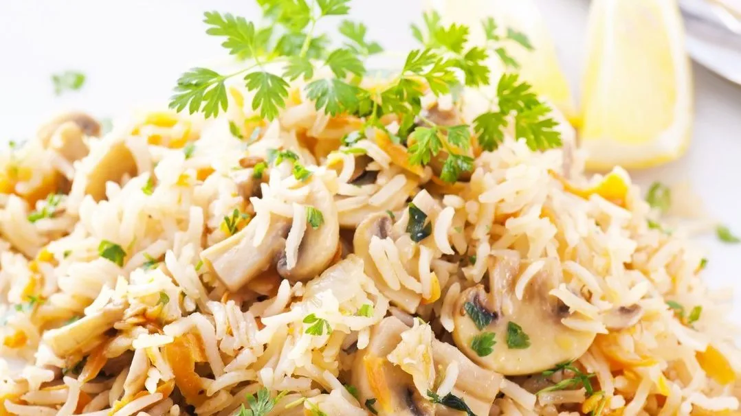 Salata sa pečurkama, piletinom i pirinčem