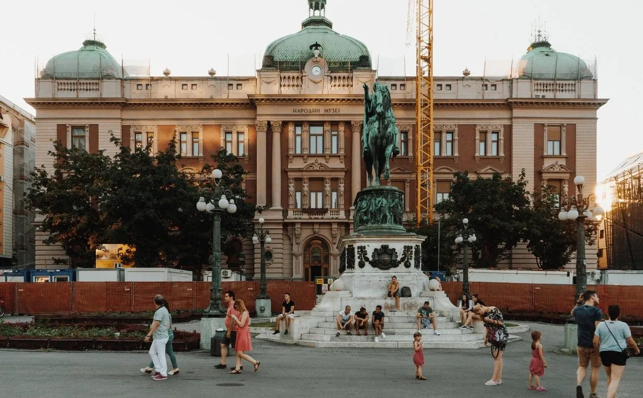 "Mislila sam da je za potrebe snimanja neke SF scene": Roze drveće u centru Beograda postalo hit na mrežama