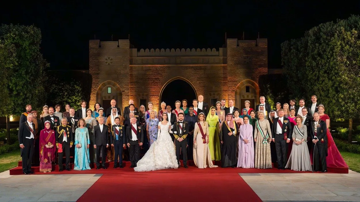 Kejt Midlton i princ Vilijam na grupnoj kraljevskoj fotografiji: Da li ih vidite?