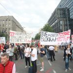 U toku je osmi protest "Srbija protiv nasilja": Današnju šetnju obeležile jake poruke, ali i ova zastava