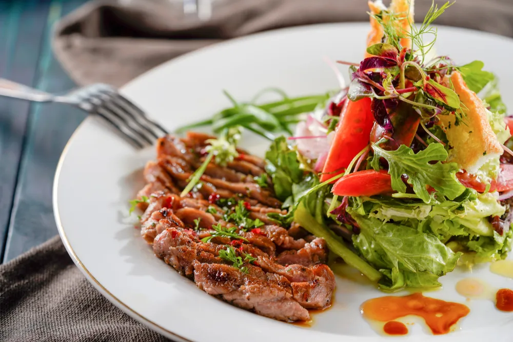 Salata sa junetinom, paradajzom i rukolom