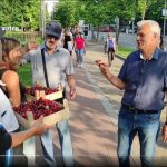 "Svaka čast deco": Momak i devojka dele trešnje učesnicima protesta "Srbija protiv nasilja"