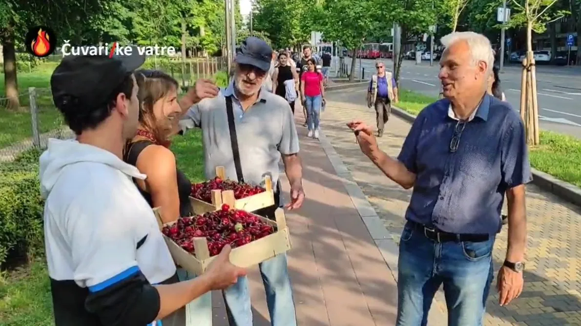 "Svaka čast deco": Momak i devojka dele trešnje učesnicima protesta "Srbija protiv nasilja"