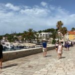 Ovo pravilo za turiste na Hvaru postoji već 6 godina, mnogi ga krše, a kazna je 700 evra: Priča Beograđanke iz Hrvatske koju treba da pročitate