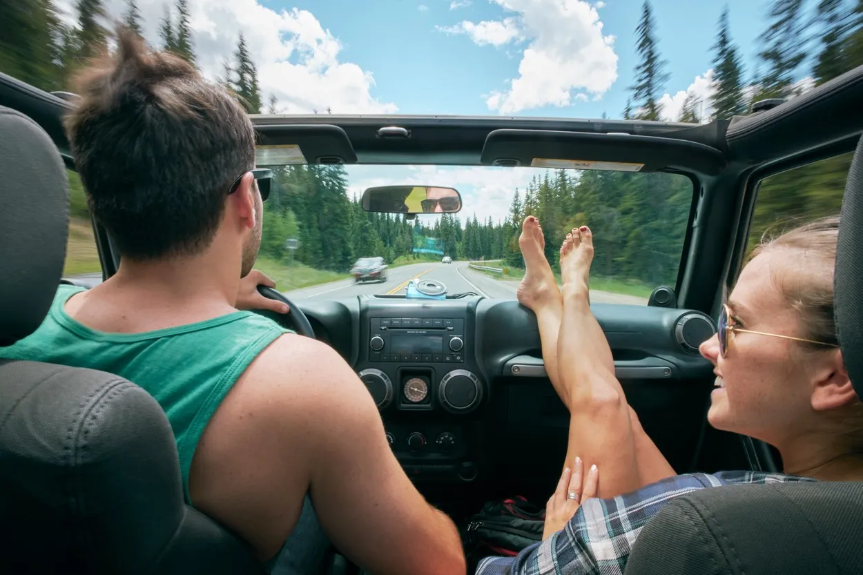 Video pokazuje šta se desi ako držite noge na kontrolnoj tabli tokom vožnje: Posledice su strašne