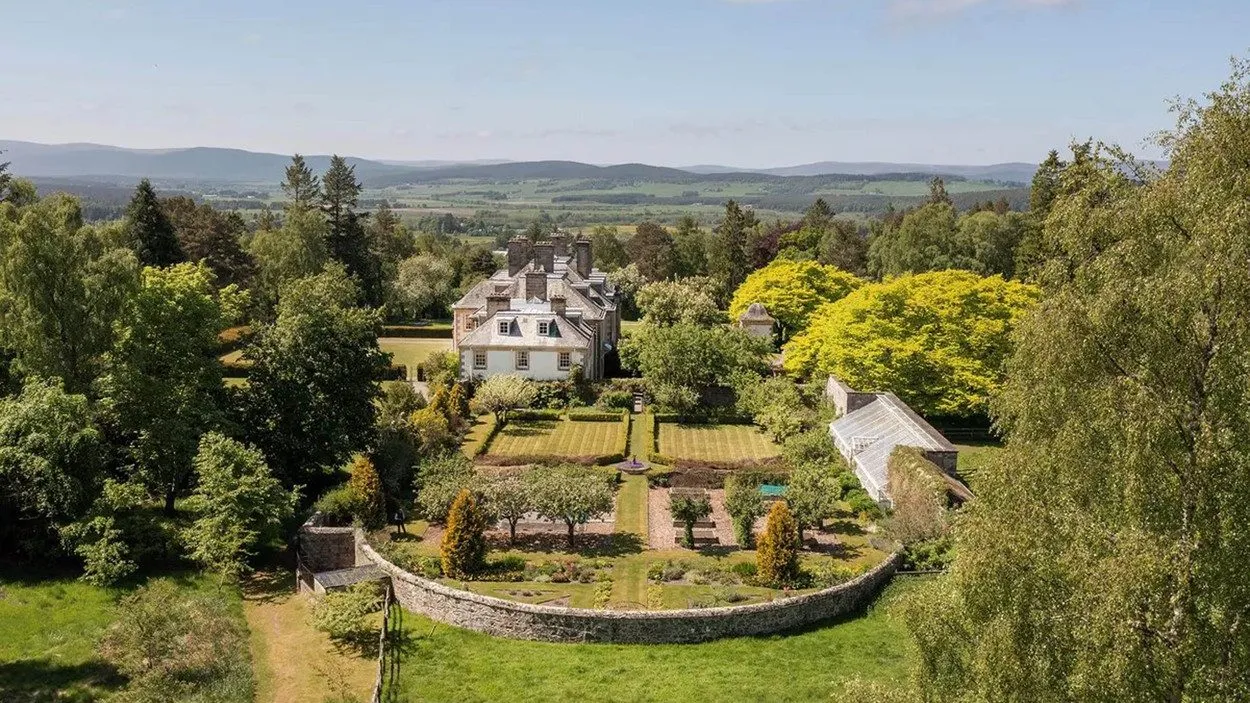 Bob Dilan prodaje impresivan škotski dvorac sa imanjem: Zavirite u tu raskoš