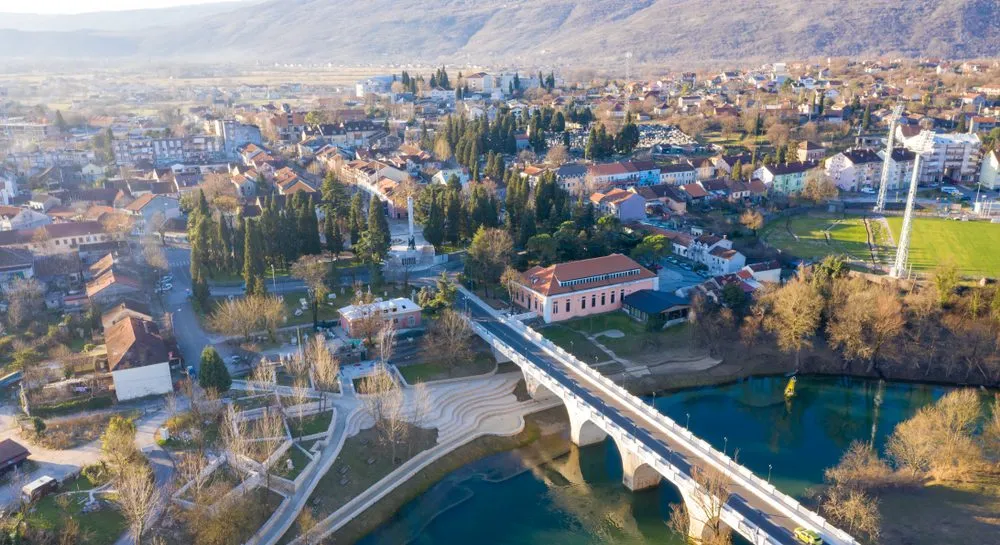 "Zaspi ga noćas, junače": U Danilovgradu zabeleženo 55 stepeni i ljudi se bukvalno tope