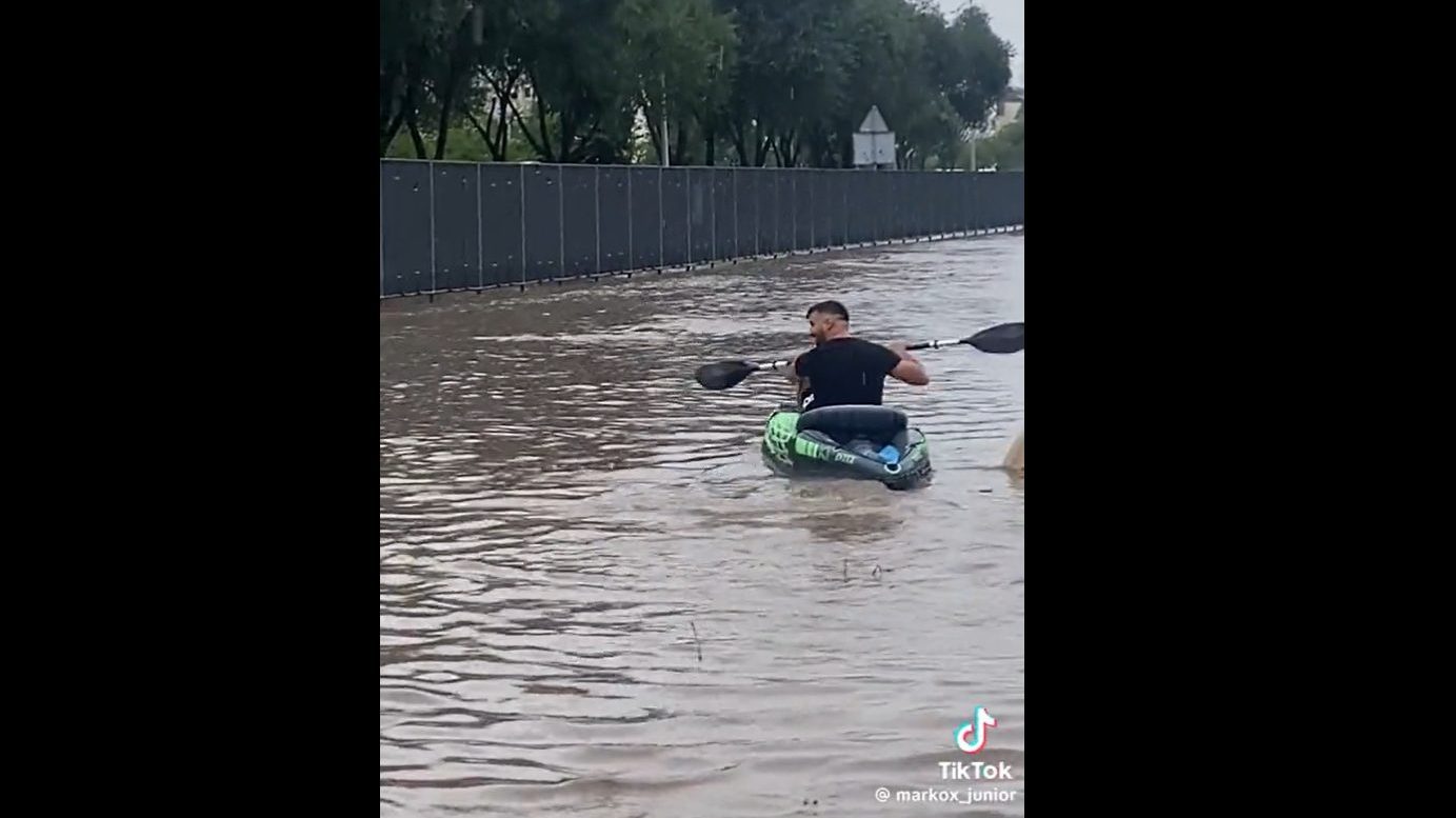 Za čoveka koji je ceo život proveo u bazenu, Šapić se dosta loše snalazi s problemima sa vodom: Ljudi su ovog vikenda vozili kajak u Bloku 45