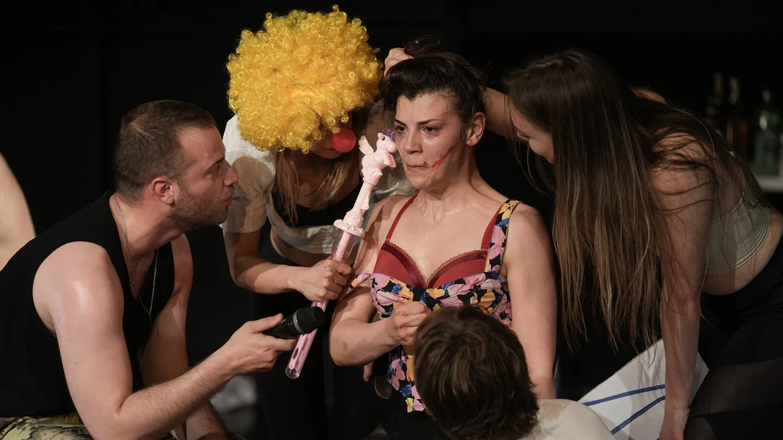 Premijerno prikazivanje predstave „Tiho tiše“ o vršnjačkom nasilju na letnjoj sceni Beogradskog dramskog pozorišta