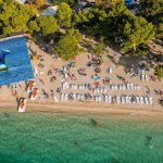 Prizor turiste u Hrvatskoj koji pod punom ronilačkom opremom plovi na plavom zmaju dobro je nasmejao ljude sa mreža