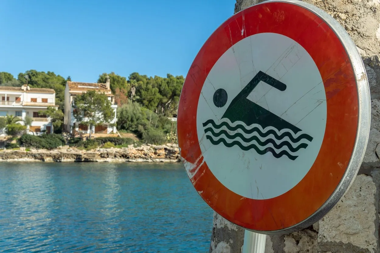 Kako bi smanjili gužve na plažama, na ovom letovalištu postavili su lažna upozorenja koja su postala hit na internetu