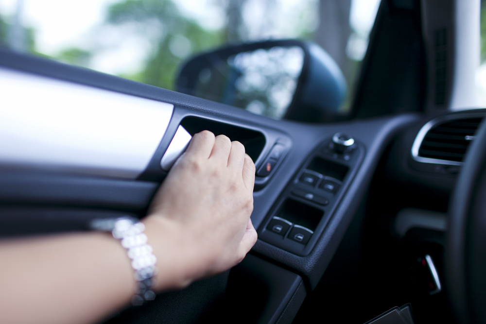 Holandska metoda otvaranja vrata od auta može da vam spasi život: Evo kojom rukom treba da uhvatite ručku