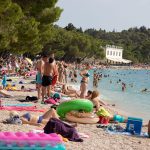 Turisti u Hrvatskoj "prešli igricu": Kada su ljudi videli šta peru ispod tuša na plaži ostali su bez reči