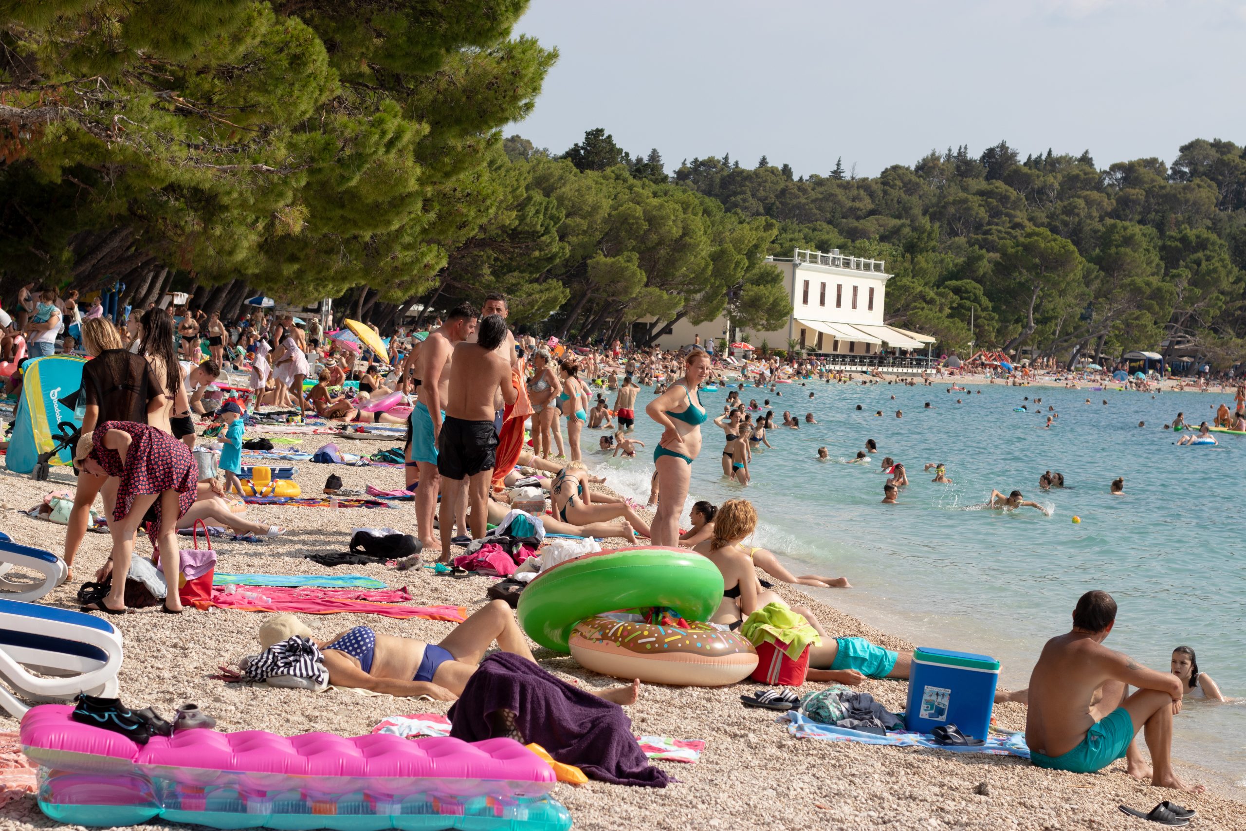Turisti u Hrvatskoj "prešli igricu": Kada su ljudi videli šta peru ispod tuša na plaži ostali su bez reči