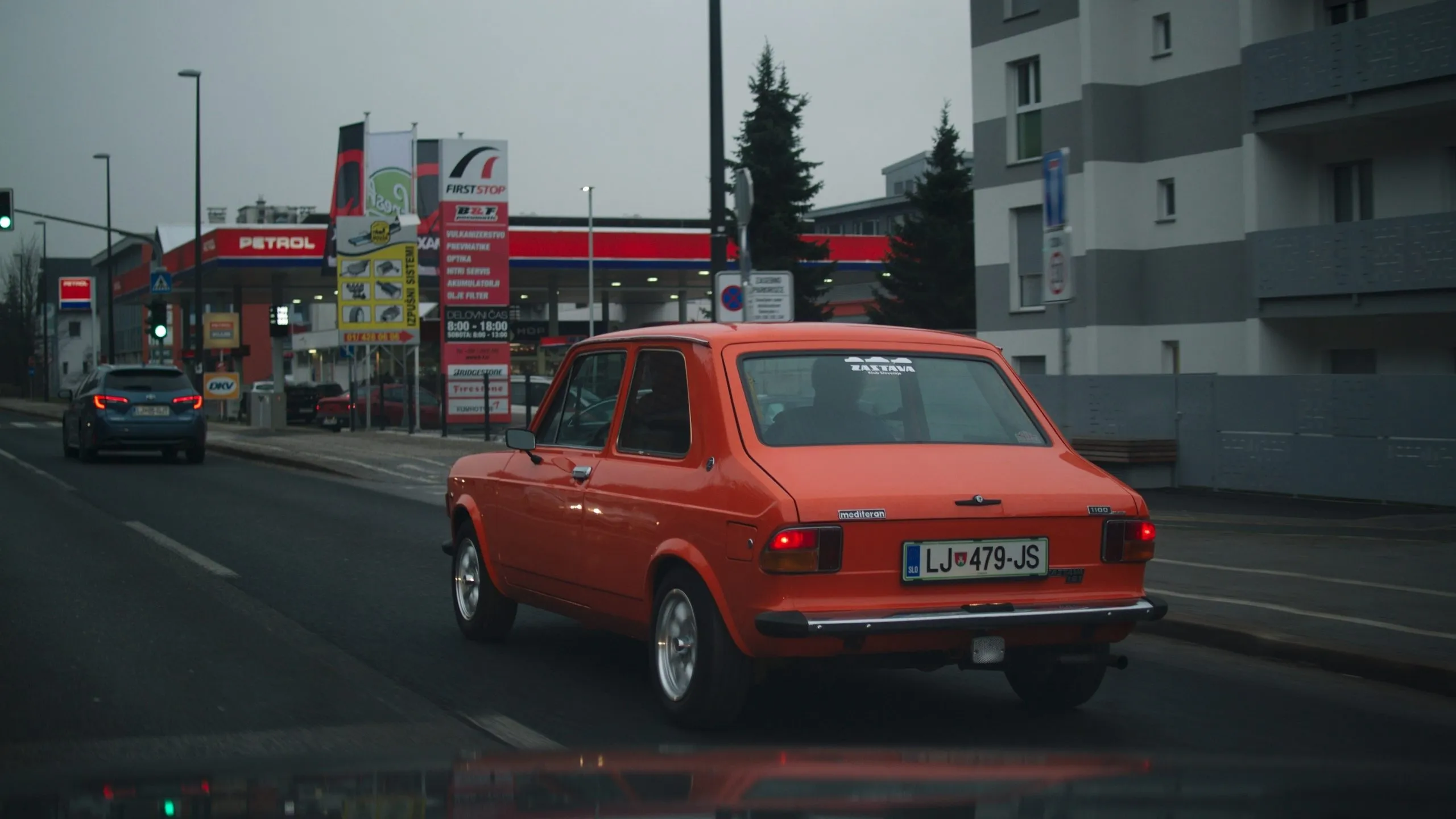 Nadrealna scena sa auto-puta u Hrvatskoj: Pretrpanim Stojadinom su krenili na more i postali hit na mrežama